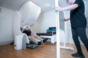 MYndspan co-founder Janne Huhtala, having his brain scanned using magnetoencephalogy (MEG) technology, supported by MYndspan’s MEG scientist, Dr Gillian Roberts.